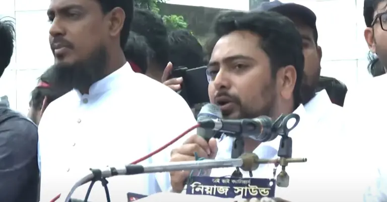 কথা বলছেন আহ্বায়ক নাহিদ ইসলাম